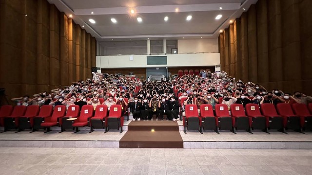 Mahasiswa baru Fakultas Kedokteran Universitas Jember tahun 2022 beserta panitia PPMB CHAKRA 2022. (Sumber: Dokumentasi pribadi.) 