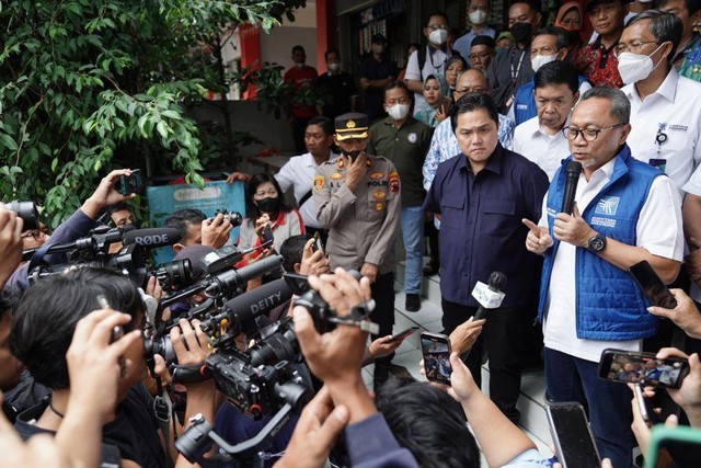 Menteri BUMN Erick Thohir dan Menteri Perdagangan Zulkifli Hasan mengecek ketersediaan dan harga bahan pokok di Pasar Rasamala, Semarang, Jawa Tengah (Jateng), Jumat (2/12/2022). Foto: Dok. Kementerian BUMN
