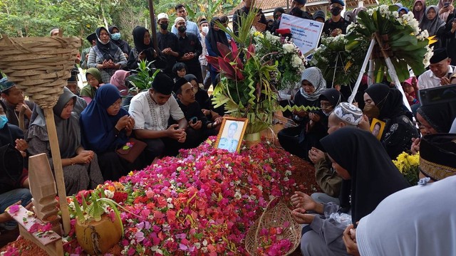 Suasana pemakaman Briptu Anumerta Gilang Aji Prasetyo. | Foto: Sinta Yuliana/Lampung Geh