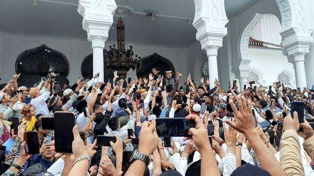 Anies Baswedan dielu-elukan ratusan warga Aceh usai salat Jumat di Masjid Raya Baiturrahman, Kota Banda Aceh, Aceh, Jumat (2/12) siang. Foto: Habil Razali/acehkini