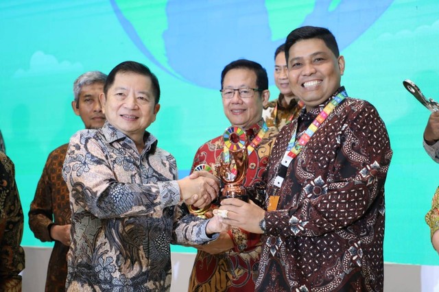 Penghargaan Indonesia’s SDGs Action Awards 2022 diserahkan oleh Menteri Bappenas Suharso Monoarfa (kiri) kepada Direktur Human Capital Management (HCM) Telkom Afriwandi (kanan) pada acara penganugerahan, Kamis (1/12).