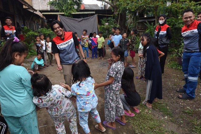 Relawan Pertamina Peduli mengajak bermain anak-anak korban terdampak gempa saat sesi Trauma Healing di Posko Utama Pertamina, Kampung Panembong Kaler, Desa Mekarsari, Cianjur, Jawa Barat pada Kamis (1/12/2022). Foto: Dok. Pertamina