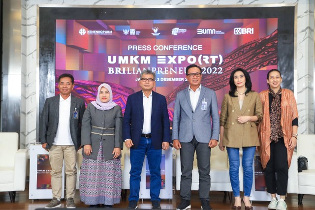 Direktur Utama BRI, Sunarso (Ketiga dari kiri) usai memberi keterangan pers soal UMKM Expo(RT) BRILianpreneur 2022 bersama sejumlah direksi BRI lainnya. Foto: Dok. BRI