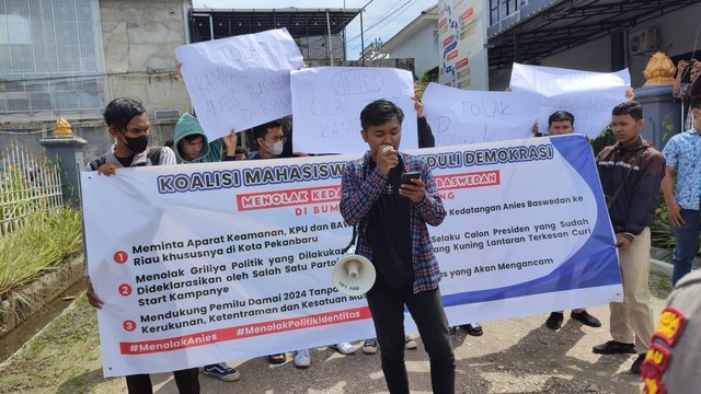 Unjuk rasa mahasiswa menolak kedatangan Anies Baswedan ke Riau. (BAGUS PRIBADI/SELASAR RIAU)