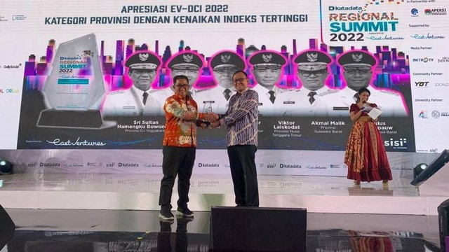 Penjabat Gubernur Sulawesi Barat Akmal Malik menerima penghargaan dari CEO PT Katadata Indonesia Metta Dharmasaputra. Foto: Pemprov Sulbar