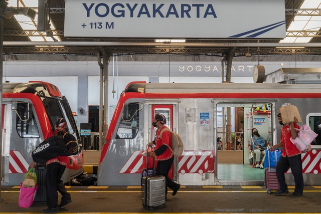 Sejumlah porter membawa barang milik penumpang di Stasiun Tugu, Yogyakata, Jumat (2/12/2022). Foto: Andreas Fitri Atmoko/ANTARA FOTO