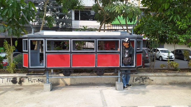 Bangunan ikonik kereta trem yang telah terpasang di Kayutangan Heritage Zona 3. Ini sebagai penanda bahwa di kawasan tersebut memiliki sejarah yang panjang. Foto/Azmy