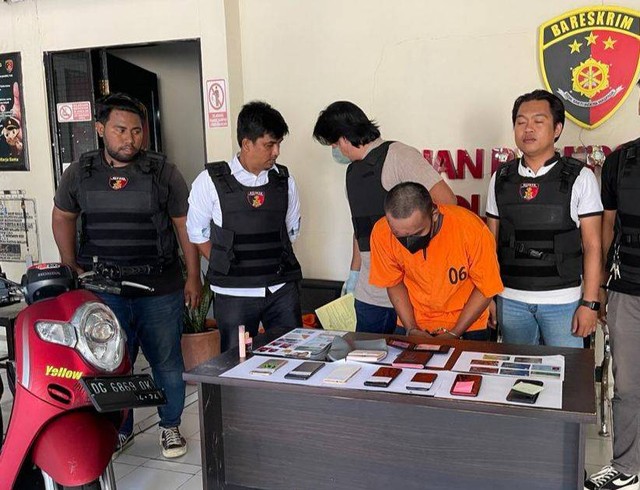 Pelaku pencurian saat diamankan Tim Resmob di Polres Ternate. Foto: Istimewa