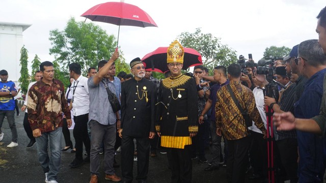Anies disambut hangat masyarakat saat tiba di Aceh, Jumat (2/12).  Foto: Zuhri Noviandi/kumparan