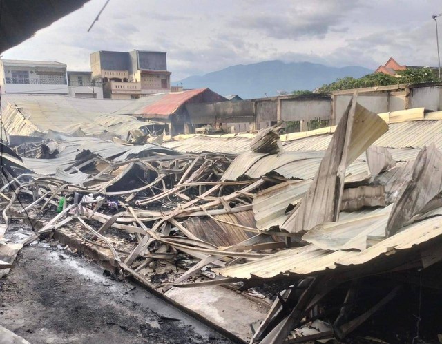 Puing-puing sisa kebakaran di Pasar Masomba Palu. Foto: Rian/PaluPoso