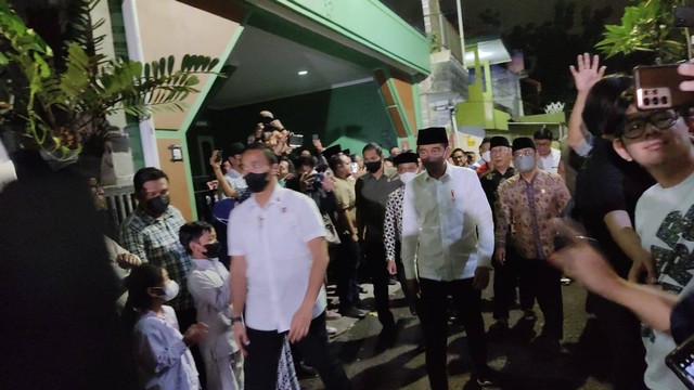 Presiden Jokowi tiba di rumah duka Ferry Mursyidan Baldan. Foto: Jonathan Devin/kumparan