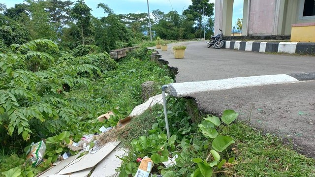 Kondisi jalan longsor di Kantor Bupati Kepulauan Sula, Maluku Utara. Foto: La Ode Hizrat Kasim/cermat