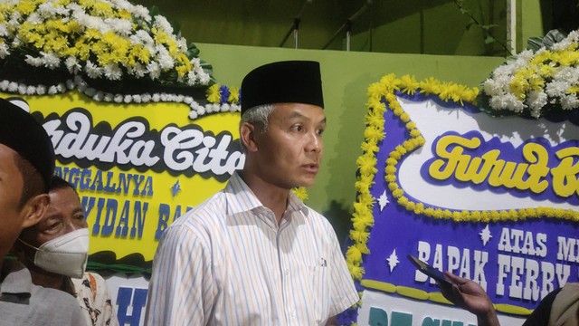 Gubernur Jawa Tengah, Ganjar Pranowo di rumah duka Ferry Mursyidan Baldan. Foto: Jonathan Devin/kumparan