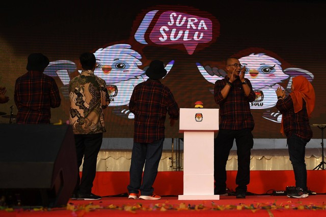 Ketua Komisi Pemilihan Umum (KPU) Hasyim Asy'ari (kedua kanan) didampingi anggota KPU Betty Epsilon Idroos (kanan) serta anggota lainnya meluncurkan maskot dan jingle Pemilu 2024 di Ancol, Jakarta Utara, Jumat (2/12/2022). Foto: Sigid Kurniawan/ANTARA FOTO