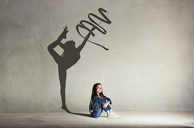 Ilustrasi manifestasi Law Of Attraction (Sumber: https://www.shutterstock.com/id/image-photo/baby-girl-dreaming-about-gymnast-profession-1159908280) 