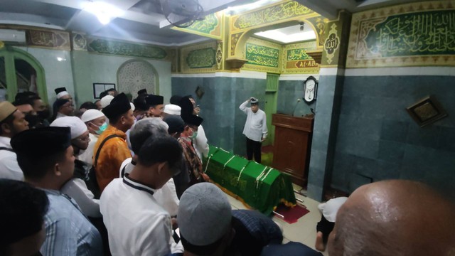 Jenazah Ferry Mursyidan Baldan disalatkan di Masjid Al-Abraar, Slipi, Jakarta Barat. Foto: Jonathan Devin/kumparan