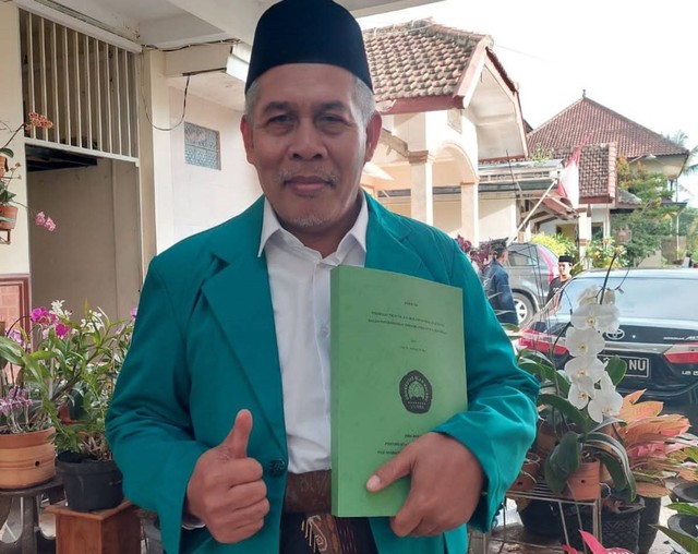 Kiai Marzuki Mustamar Raih Gelar Doktor dari UNISMA