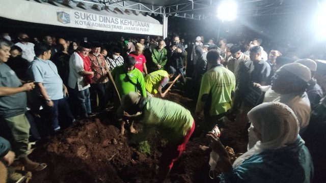 Pemakaman Ferry Mursyidan Baldan di TPU Karet Bivak.  Foto: Jonathan Devin/kumparan