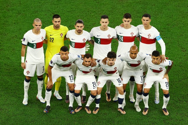 Pemain Portugal berpose untuk foto grup tim sebelum pertandingan melawan Korea Selatan pada Piala Dunia 2022, di Education City Stadium, Al Rayyan, Qatar, Jumat (2/12/2022). Foto: Molly Darlington/REUTERS