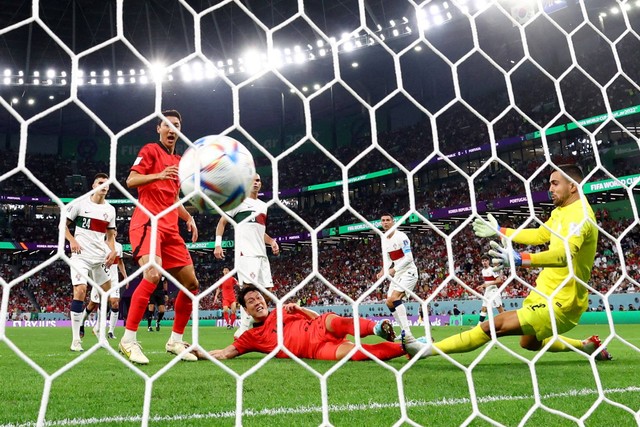 Pemain Korea Selatan Kim Young-gwon mencetak gol pertama mereka saat hadapi Portugal pada Piala Dunia 2022, di Education City Stadium, Al Rayyan, Qatar, Jumat (2/12/2022). Foto: Matthew Childs/REUTERS