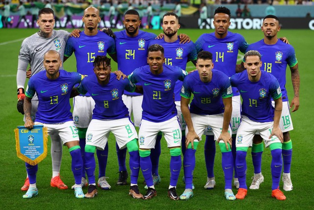 Pemain Brasil berpose untuk foto grup tim sebelum pertandingan melawan Kamerun pada Piala Dunia 2022 Stadion Lusail, Lusail, Qatar, Jumat (2/12/2022). Foto: Paul Childs/REUTERS