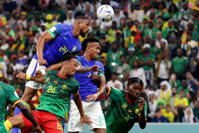 Pemain Brasil Bremer beraksi dengan Kamerun Enzo Ebosse pada Piala Dunia 2022 di Stadion Lusail, Lusail, Qatar, Jumat (2/12/2022). Foto: Amanda Perobelli/REUTERS