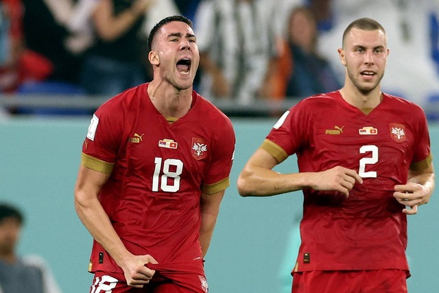 Pemain Serbia Dusan Vlahovic merayakan gol kedua mereka saat lawan Swiss pada Piala Dunia 2022, di Stadium 974, Doha, Qatar, Jumat (2/12/2022). Foto: Carl Recine/REUTERS