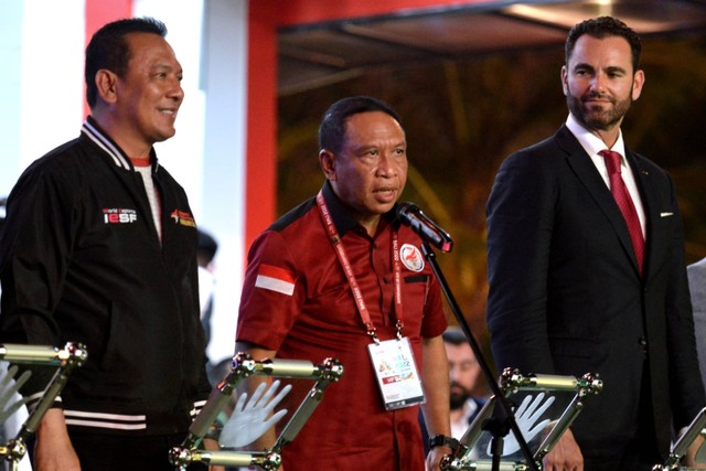 Menpora Zainudin Amali (tengah), Presiden Federasi Esports Internasional (IESF) Vlad Marinescu (kanan) dan Ketua Harian PBESI Bambang Sunarwibowo membuka IESF Bali 14th World Esports Championship 2022 di Nusa Dua, Badung, Bali, Jumat (2/12/2022). Foto: Fikri Yusuf/ANTARA FOTO