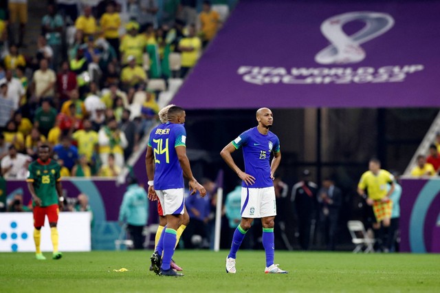 Pemain Brasil Fabinho bereaksi setelah pertandingan melawan Kamerun pada Piala Dunia 2022 di Stadion Lusail, Lusail, Qatar, Jumat (2/12/2022). Foto: Amanda Perobelli/REUTERS