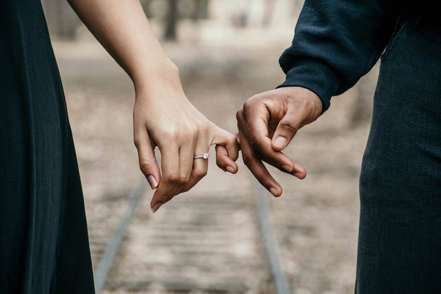 Puisi cinta yang setia. Foto: Pexels/Jasmine Carter.