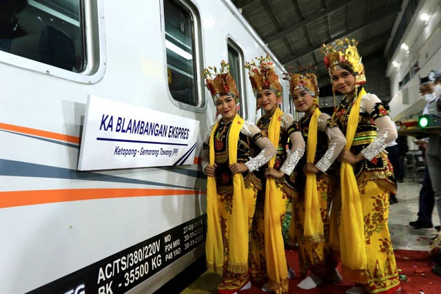 Penari Gandrung berpose di samping KA Blambangan Ekspres disela peluncuran relasi baru Banyuwangi-Semarang di Stasiun Ketapang, Banyuwangi, Jawa Timur, Jumat (2/12/2022). Foto: Budi Candra Setya/ANTARA FOTO