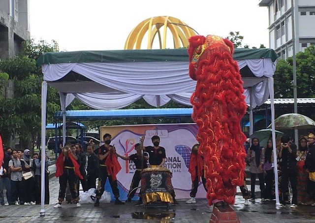 Mahasiswa Ilkom Universitas Ahmad Dahlan (UAD) menampilkan Barongsai pada Youth International Communication Festival, Performing Art Festival, and Expo (Foto: Didi)