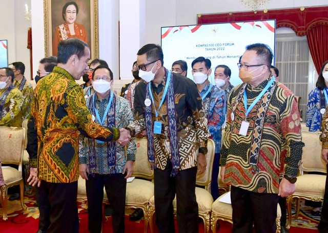 Presiden Joko Widodo saat bersalaman dengan Direktur Utama PLN, Darmawan Prasodjo. Foto: istimewa.