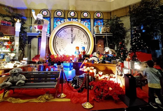 Santa Factory, dekorasi Natal yang dihadirkan JW Marriott Surabaya. Foto: Masruroh/Basra