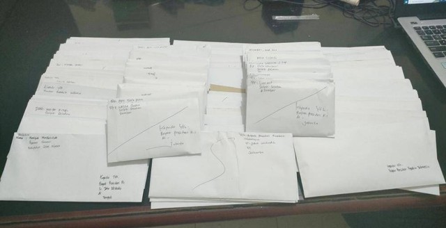 Surat dari ratusan tenaga honorer di Kabupaten Solok Selatan ditujukan kepada Presiden Joko Widodo untuk membantu mereka mendapatkan hak didata sebagai tenaga non ASN di Pemkab Solok Selatan, Jumat (2/12/2022). Dokumentasi: LBH Padang