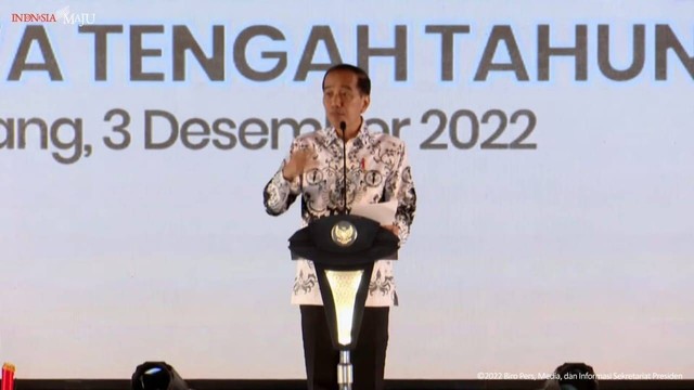 Presiden Jokowi di Peringatan HUT PGRI dan Hari Guru Nasional di Semarang. Foto: Youtube/Sekretariat Presiden