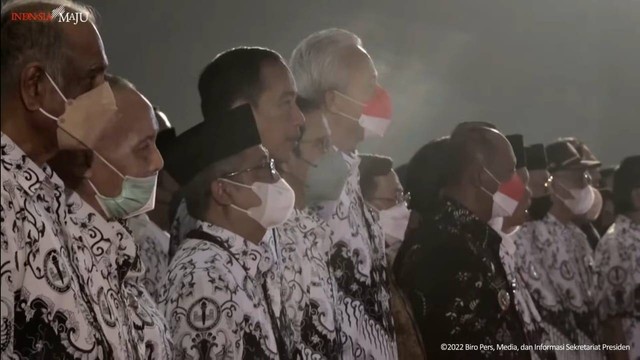 Presiden Jokowi dan Gubernur Jawa Tengah Ganjar Pranowo di Peringatan HUT PGRI dan Hari Guru Nasional di Semarang. Foto: Youtube/Sekretariat Presiden
