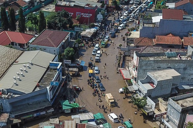 Foto udara kendaraan melintasi banjir luapan Sungai Citarum di Dayeuhkolot, Kabupaten Bandung, Jawa Barat, Sabtu (3/12/2022). Foto: Raisan Al Farisi/Antara Foto