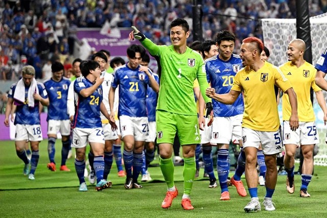 Pemain Timnas Jepang Eiji Kawashima dan Yuto Nagatomo berselebrasi usai lolos ke babak 16 besar Piala Dunia 2022, di Stadion Internasional Khalifa, Doha, Qatar, Kamis (1/12/2022). Foto: Paul Childs/REUTERS