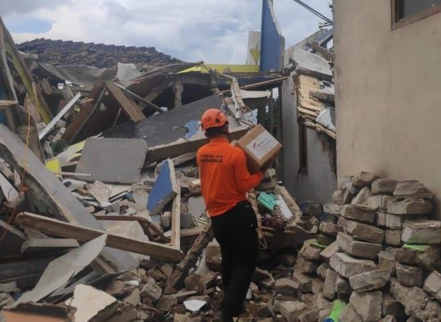 Grup ASTRA salurkan bantuan untuk korban gempa Cianjur Jawa Barat.(Juan)