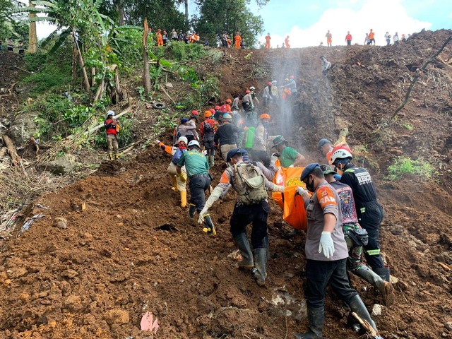Tim SAR temukan satu lagi korban gempa Cianjur, Sabtu pagi (3/12). Foto: Dok. Istimewa
