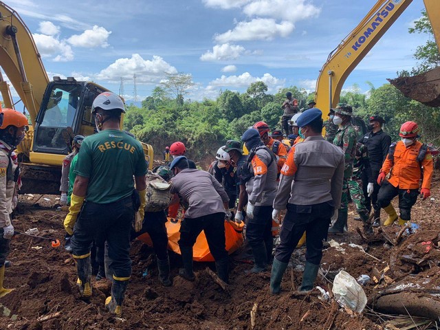 Tim SAR temukan satu lagi korban gempa Cianjur, Sabtu pagi (3/12). Foto: Dok. Istimewa