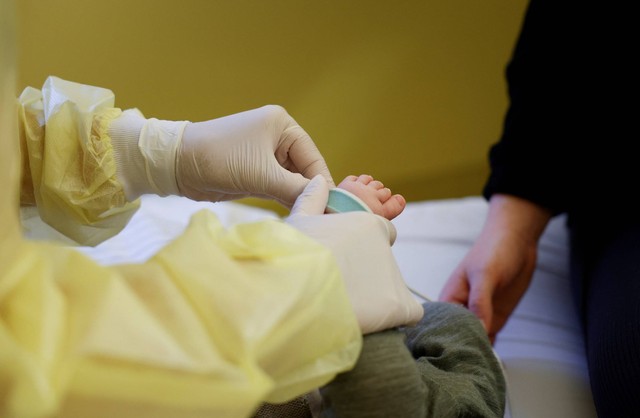 Seorang anak yang terinfeksi RSV menerima perawatan, saat infeksi RS-Virus menyebar di antara anak-anak di klinik anak Mission Moenchberg, di Wuerzburg, Jerman, Jumat (2/11/2022). Foto: Heiko Becker/Reuters