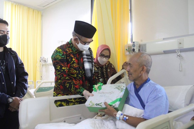 Gubernur Sutarmidji menjenguk pasien di RSUD Soedarso. Foto: Dok. Istimewa