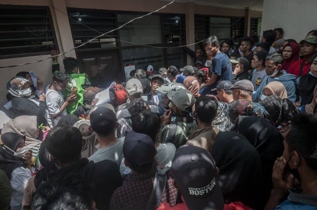 Warga berdesakan saat penyaluran Bantuan Langsung Tunai (BLT) di Rangkasbitung, Lebak, Banten, Sabtu (3/11/2022). Foto: Muhammad Bagus Khoirunas/Antara Foto