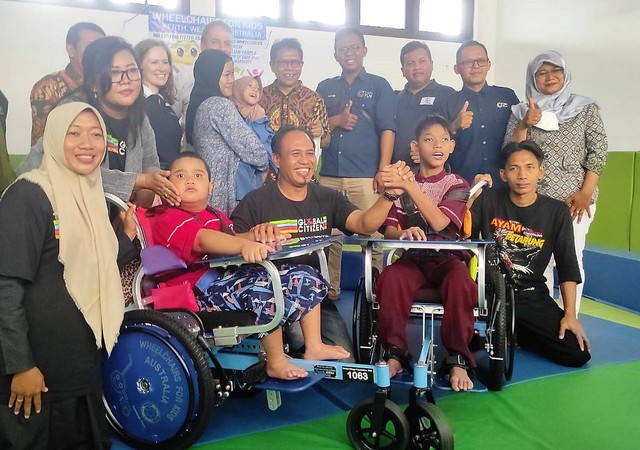 Hari Disabilitas Internasional, Unesa dan Mitra Bagikan 300 Kursi Roda