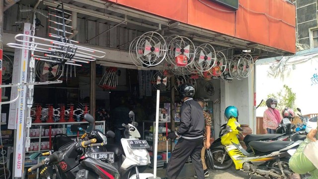 Toko antena di Wirobarajan, Kota Yogyakarta diserbu pembeli. Stok STB di toko tersebut habis, Sabtu (3/12). Foto: Arfiansyah Panji/kumparan