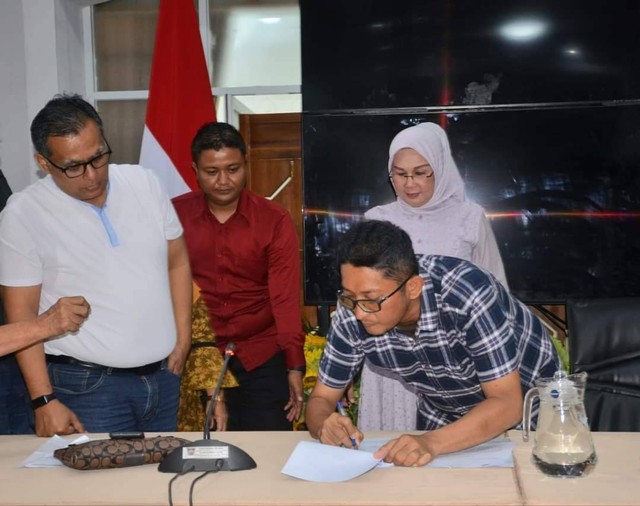 Penandatanganan kesepakatan bersama Pemkot Padang dan Pedagang terkait revitalisasi Fase VII Pasar Raya, Jumat (2/12/2022). Dokumentasi: Humas Kota Padang