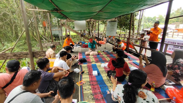 Salah seorang anggota Pokdarwis Desa Pasir Panjang mempraktikkan tata cara Resusitasi Jantung dan Paru. Pelatihan dilaksanakan di lokasi wisata pemandian umum Tepian Bak, Sabtu (3/12/2022). Foto: Lukman Hakim/InfoPBUN