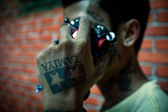 Agus (30) rela meninggalkan kampung halamannya demi bisa lebih dekat dengan hobi balap Tamiya yang dilakoni dari tahun 2009. Foto: Iqbal Firdaus/kumparan
